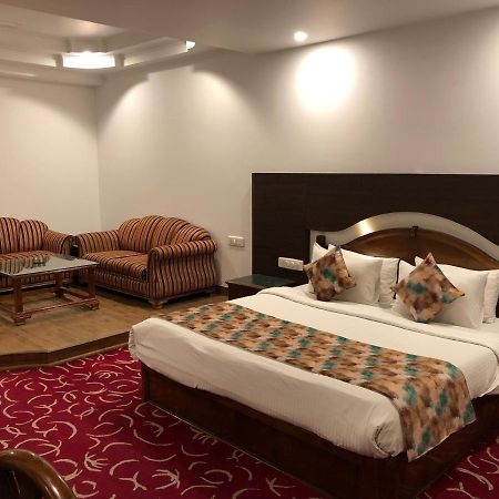โฮเต็ล ลอว์เร้นซ์ Hotel อัมริตสา ภายนอก รูปภาพ