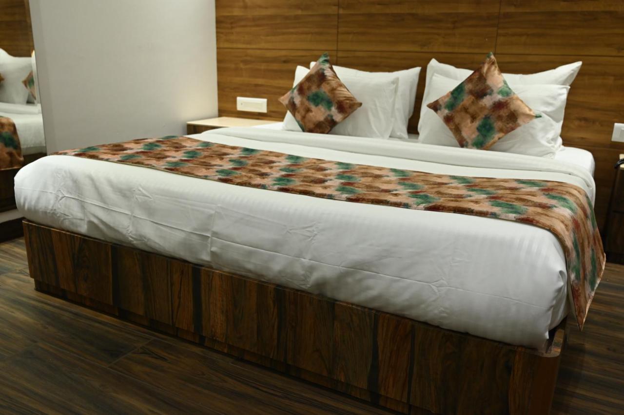 โฮเต็ล ลอว์เร้นซ์ Hotel อัมริตสา ภายนอก รูปภาพ