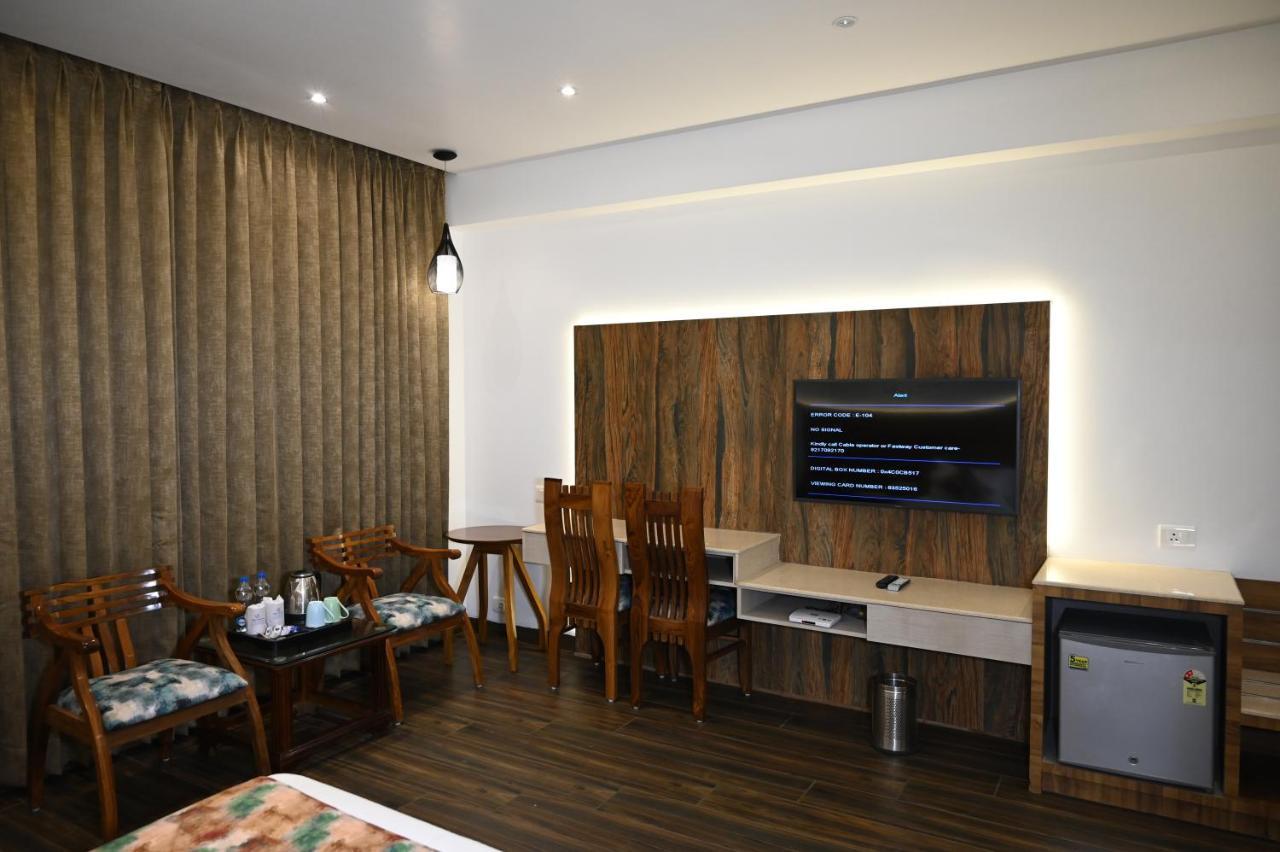 โฮเต็ล ลอว์เร้นซ์ Hotel อัมริตสา ภายนอก รูปภาพ