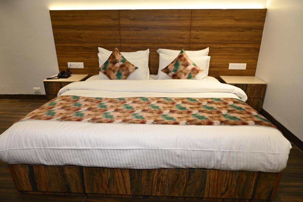 โฮเต็ล ลอว์เร้นซ์ Hotel อัมริตสา ภายนอก รูปภาพ
