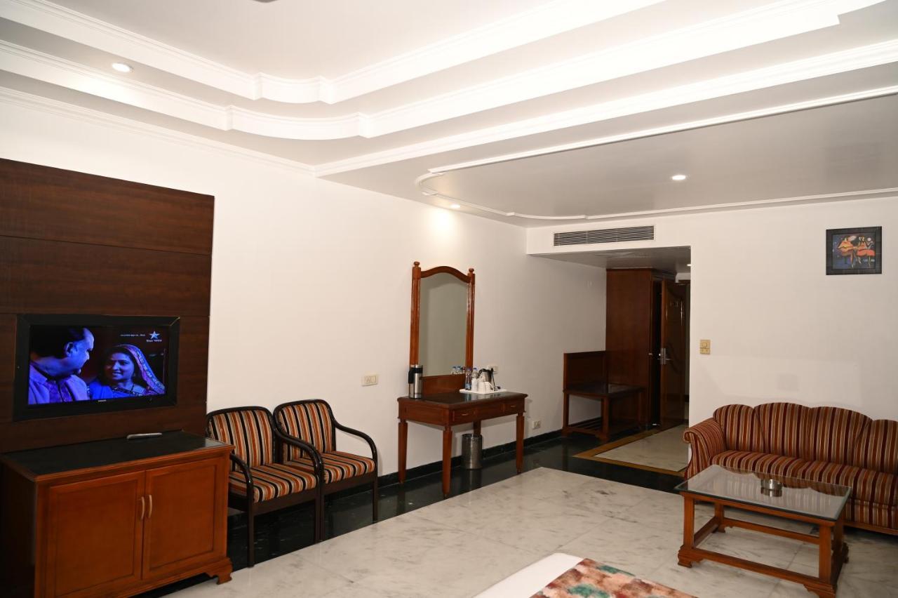 โฮเต็ล ลอว์เร้นซ์ Hotel อัมริตสา ภายนอก รูปภาพ