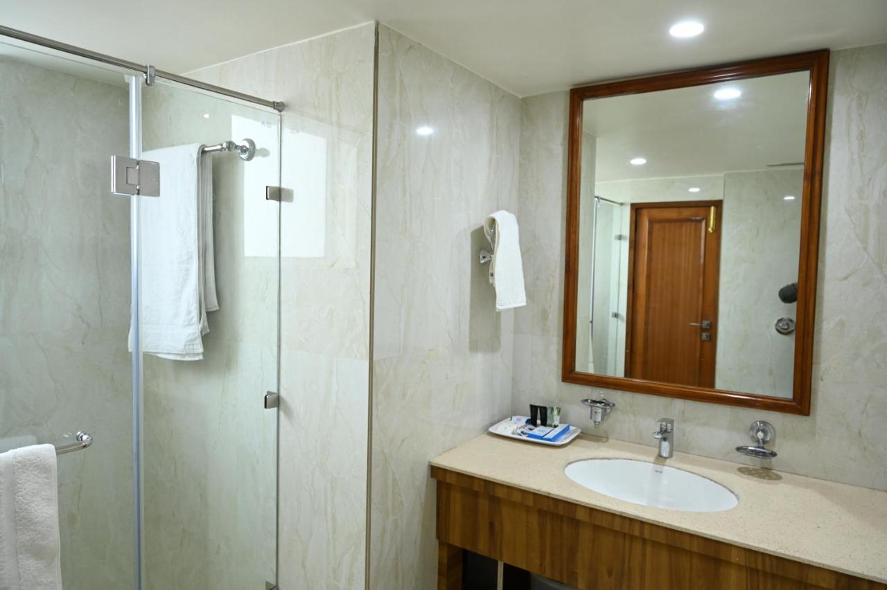 โฮเต็ล ลอว์เร้นซ์ Hotel อัมริตสา ภายนอก รูปภาพ